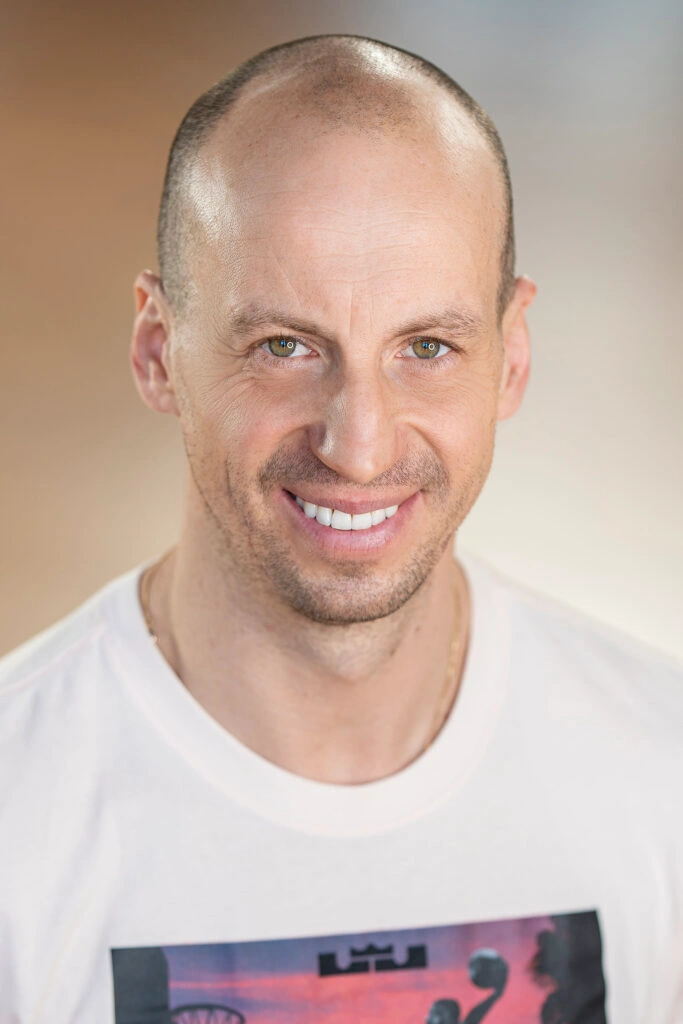 Grzegorz Dudzik jest nauczycielem akademickim i trenerem koszykówki. Przez całe życie jest związany ze sportem. Poza sportem interesuje się motoryzacją, podróżowaniem oraz polskim kinem.
