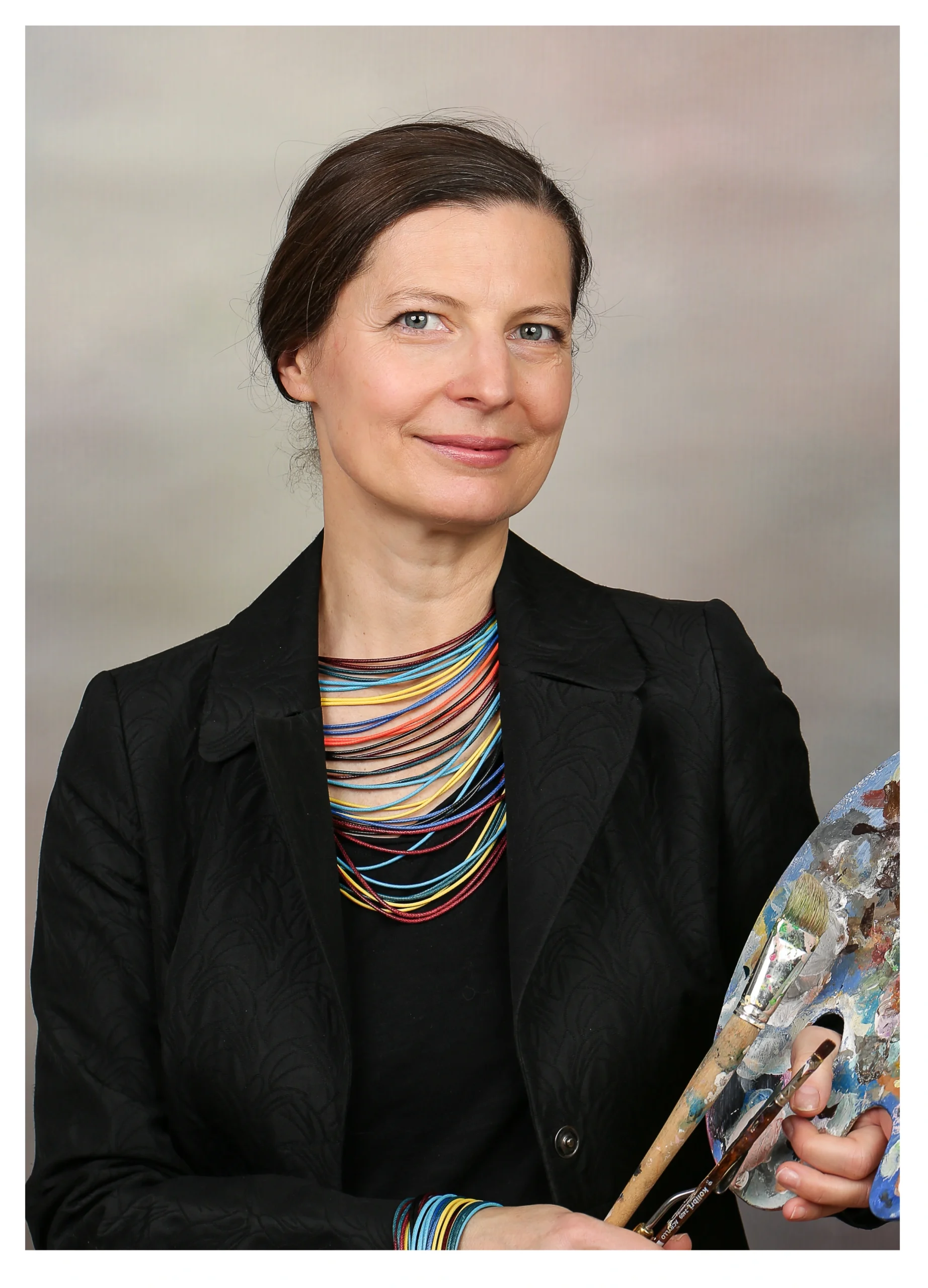 Portret nauczycielki sztuki w British International School of Cracow, absolwentki Akademii Sztuk Pięknych w Krakowie, posiadającej wieloletnie doświadczenie w projektowaniu, malarstwie oraz nauczaniu rysunku, historii sztuki i designu.